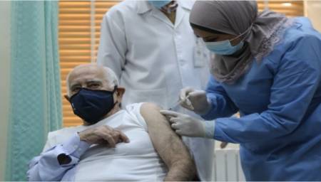 داوود حنانيا أول شخص يتلقى مطعوم كورونا ضمن حملة التطعيم