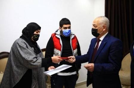 تنفيذاً لتوجيهات الملك فتى الزرقاء يتسلم منزلا من الديوان الملكي