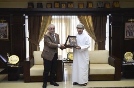 رئيس عمان الأهلية يكرم الملحق الثقافي العُماني السابق بمناسبة انتهاء فترة عمله ويهنىء الملحق الجديد