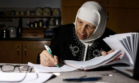 العمر مجرد رقم: جدة فلسطينية تتخرج من الجامعة وعمرها 85 عاما