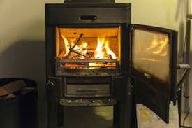 وفاة شخص من جنسية عربية جرّاء استنشاق أدخنة حطب داخل منزل في عجلون