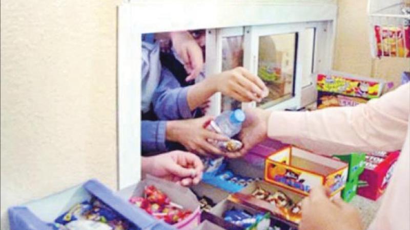 اغلاق واتلاف.. اليكم الأغذية والمشروبات الممنوع بيعها وتداولها في المقاصف المدرسية