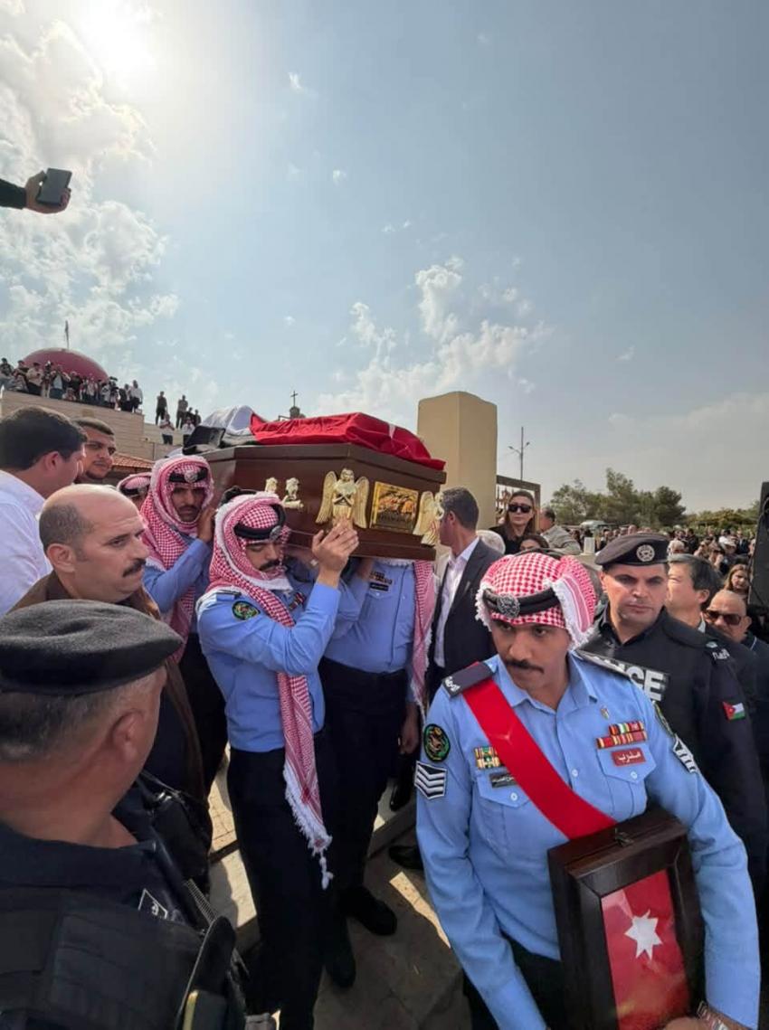بالزغاريد والدموع .. آلاف الأردنيين يشيعون شهداء كنيسة حمود