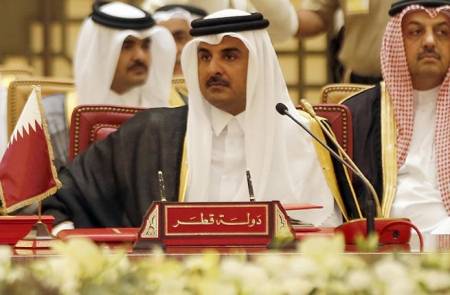أمير قطر يغادر القمة قبل إلقاء كلمته متوجها إلى المطار