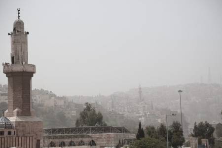 غبار يجتاح عمان وعدد من المناطق.. صور