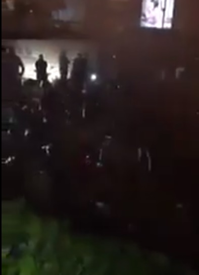 بالفيديو جماهير النجمة اللبناني يحاصرون نادي الوحدات في مقر إقامته بالفندق