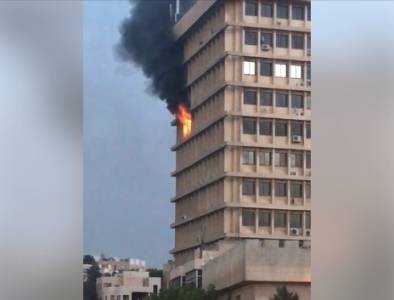 اخماد حريق داخل عمارة الصايغ وسط العبدلي شاهد الفيديو