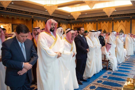سياسي يكشف عن اسباب اختيار بن سلمان لـ باسم عوض الله للصلاة الى جانبه؟!
