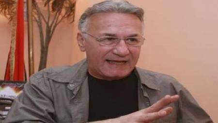 هزيل وعليه علامات المرض.. كيف ظهر  عزت أبو عوف مؤخرا مع عمرو دياب صورة