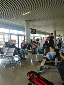 بالصور.. تأخير ومعاناة في رحلة الاردنية للطيران الى اسطنبول.. والمسافرون يتهمون النقل وهيئة الطيران بالتقصير