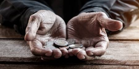 هل يجوز استرجاع المال من المتسولين الكاذبين.. الافتاء تجيب؟!!