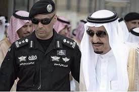 شاهد.. لحظة تطويق الأمن موقع مقتل حارس للملك سلمان