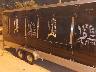 مجهولون يحطمون أول مطعم متنقل داخل حرم أمانة عمان صور