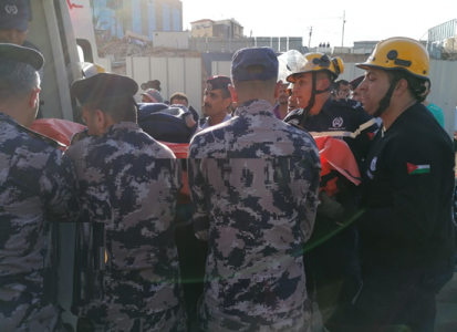بالفيديو والصور .. الدفاع المدني ينتشل جثة من موقع حادثة الدوار الثامن المفجعة