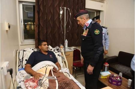 تصديا لمرتكب الطعن في جرش.. الحمود يعود الوكيلين بني هاني والوقفي صور