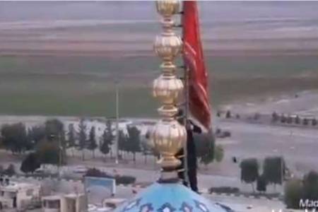 ماذا يعني رفع الراية الحمراء على قمة مسجد في مدينة  قم بعد مقتل سليماني صور