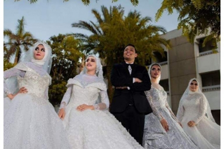 شاهد بالصور.. شاب مصري يتزوج 4 فتيات مرة واحدة... والسبب غريب؟!
