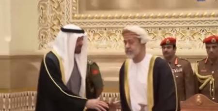 سبب غريب وراء رفض سلطان عُمان الجديد مصافحة «محمد بن زايد».. فيديو