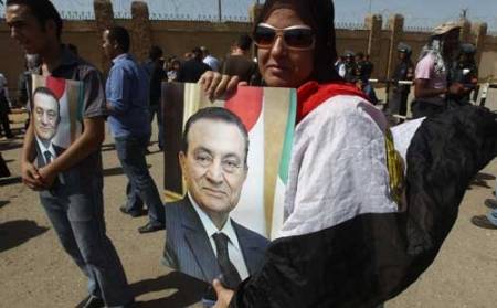 الآلاف يحتشدون أمام مسجد المشير استعدادًا لتشييع مبارك ومنع وجود الصحفيين!