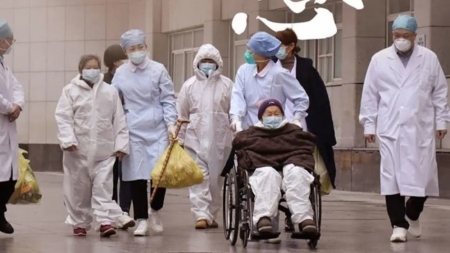 مريض عجوز يهزم كورونا.. هكذا تمكن رجل صيني عمره 100 عام من التعافي من الفيروس المستجد