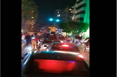 فيديو... وصلات رقص بالشوارع لكسر الحجر الصحي بعاصمة عربية.. ونشطاء: للجهل عنوان