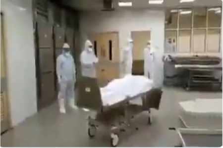 فيديو مؤثر.. أطباء يصلون على مسلم أصيب بكورونا قبل دفنه ببريطانيا