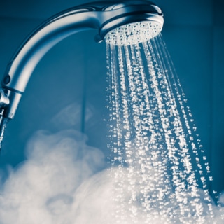 هل يقتل الاستحمام بماء ساخن كورونا.. الصحة العالمية تجيب رسميا