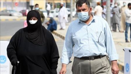 دولة عربية تعلن التعايش مع “كورونا” وتفتح الدوام بالجامعات والمدارس والدوائر