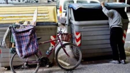 في مشهد مؤثر... مذيع وفنان عربي شهير يأكل من القمامة.. (صور)