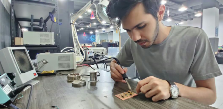 شاب أردني يسجّل براءة اختراع بـكشف الغازات السامة