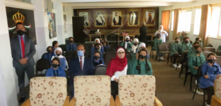 التجاري الأردني يتبرّع بكمامات لطلاب المدارس الحكومية بالمناطق الأقل حظاً