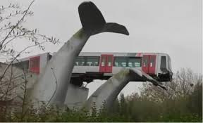 “ذيل حوت” ينقذ قطارا من كارثة محققة بعد خروجه عن سكّته في هولندا (شاهد)