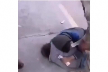 فيديو يدمي القلب بدولة عربية.. طفل يموت من البرد في الشارع بين أحضان أخيه