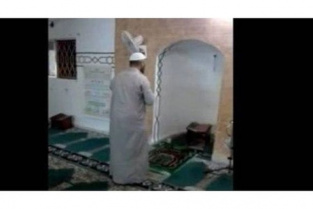 بدولة عربية.. فتاة تقتحم مسجدًا وتعتدي على الإمام بـ سكين أمام المصلين