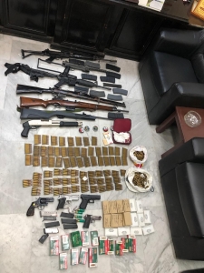 مداهمة منزل في عمان وضبط شخص بحوزته كمية من المخدرات وأسلحة نارية.. (صور)