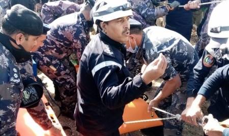 انقاذ شخصين سقطا داخل بئر في معان.. (صور)