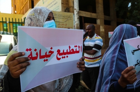 احتجاجات بالخرطوم على التطبيع وحرق لعلم الاحتلال.. (شاهد)