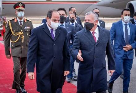 الملك وولي العهد في استقبال الرئيس المصري لدى وصوله عمان