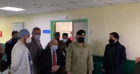 خلال زيارة مفاجئة ولي العهد يتفقد مركز لقاحات كورونا في مستشفى الجامعة فيديو