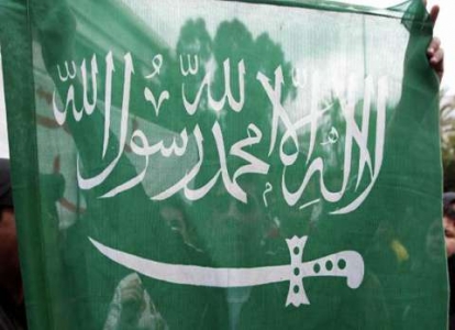 ضجة واسعة في السعودية بعد مقترح “غير مسبوق” بإزالة شعار السيف من علم المملكة