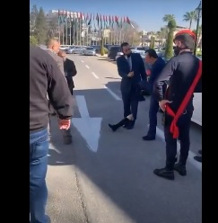 مواطن يلقي قدمه الاصطناعية أمام مجلس الأمة.. (فيديو)