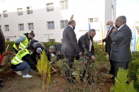 احتفالا بمئوية الدولة ويوم الشجرة... عمان الاهلية تنظم حملة لزراعة الأشجار برعاية وزير الزراعة (صور)