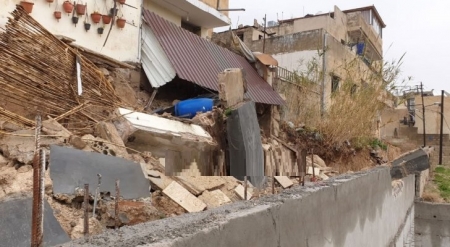 بالصور.. انهيار جزء من منزل يغلق شارعا في ماركا الجنوبية بالعاصمة عمان