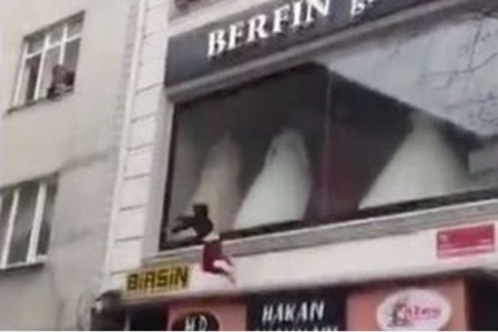 فيديو مرعب.. لحظة إلقاء أم تركية لأطفالها من النافذة لإنقاذهم من النار