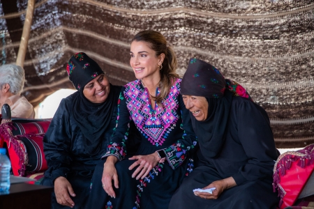 الملكة: المرأة الأردنية تقف في الصفوف الأولى