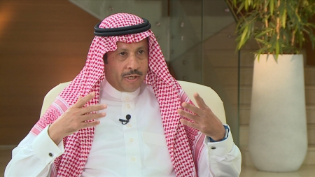 السفير السعودي: زيارة الملك للسعودية تأخذ طابعاً شخصياً أخوياً