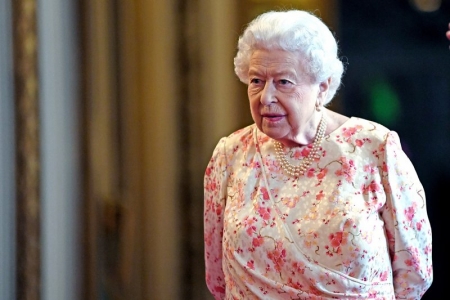 ماذا فعلت ملكة بريطانيا حين وجدت دودة في طعامها؟