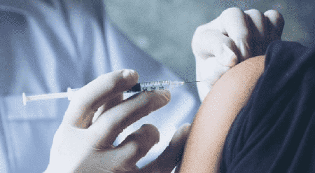 يوم مفتوح لتطعيم الكوادر الطبية العاملة في القطاع العام والخاص ضد كورونا