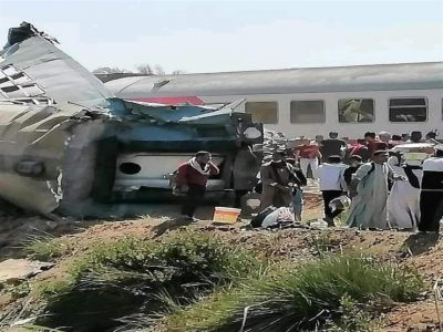 مصرع وإصابة ١٠٠ شخص في حادث  اصطدام قطارين بمصر وخروج ٣ عربات عن القضبان