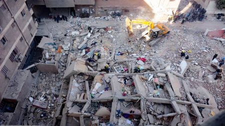 وفاة 8 أشخاص وإصابة 29 بانهيار مبنى سكني في القاهرة.. والكشف عن معلومات مفاجئة حوله!